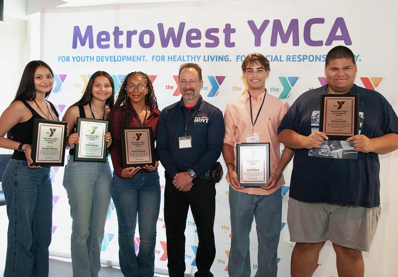 Youth Changemakers pose with Russ Hoyt